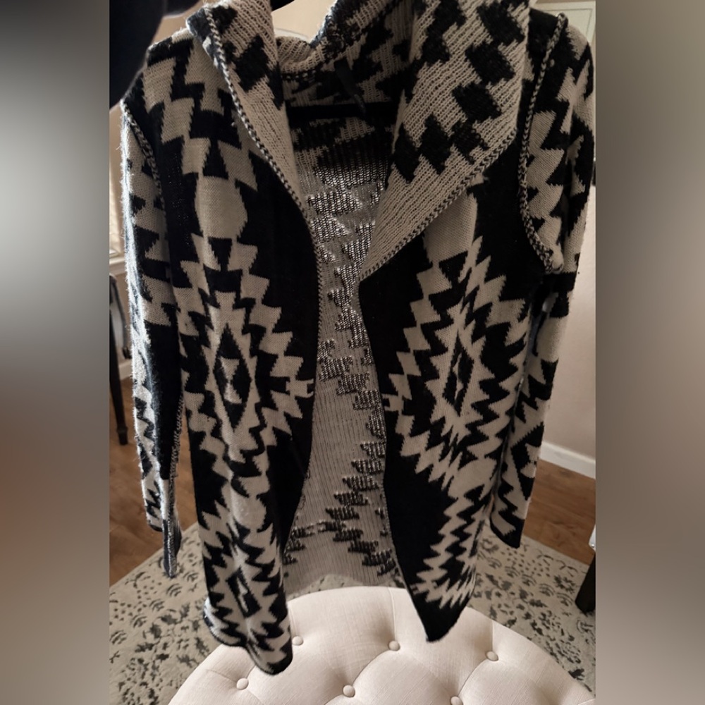 Elan Black and Tan Patterned Women's Sweater/cardigan